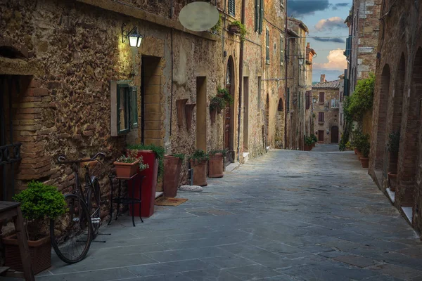 Bonitos rincones y callejones en la ciudad al atardecer. Castelmuzio en Italia —  Fotos de Stock