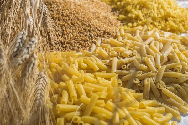 Pastas y cereales en la composición — Foto de Stock