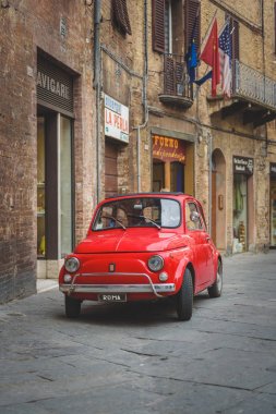 Siena, Toskana - 30 Mart 2018 kırmızı küçük 500 Siena Meydanı eski şehirde Park