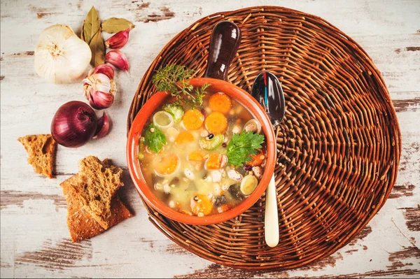 Landsbygdens Vegetarisk Buljong Soppa Med Färgglada Grönsaker Och Rustika Lerkruka — Stockfoto