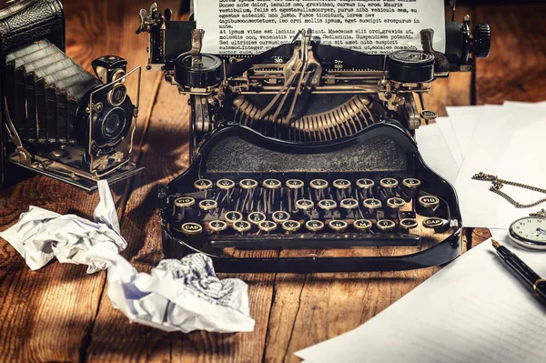 Κείμενο Που Προδιαγράφεται Σχετικά Vintage Γραφομηχανή Και Παρακολουθήστε Χρονομέτρης — Φωτογραφία Αρχείου