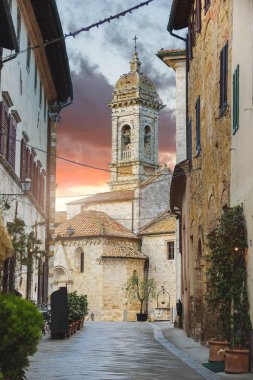 Güney Toskana 'da çok güzel bir kasaba. Val d' Orcia, San Quirico d 'Orcia, İtalya' da bir yer. # Kış geldiğinde #.