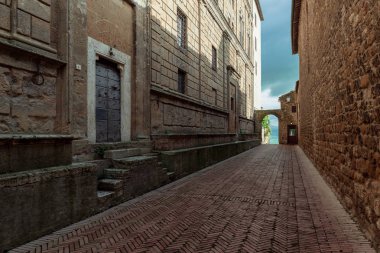 Pienza yağmurlu ve güneşli ıslak sokaklar.