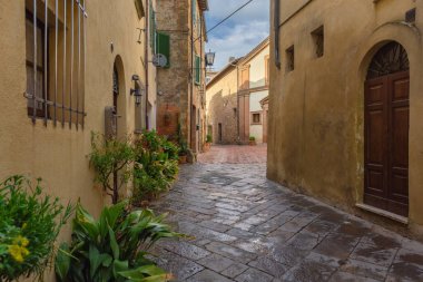 Pienza yağmurlu ve güneşli ıslak sokaklar.