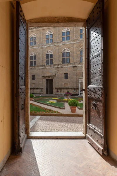 Lluviosas y soleadas calles húmedas en Pienza . — Foto de Stock