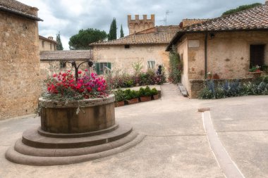 Sihirli Toskana, Monticchiello bir ortaçağ kenti sokaklarında.