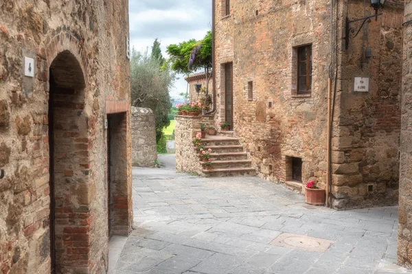 Calles mágicas de una ciudad medieval en Toscana, Monticchiello . —  Fotos de Stock