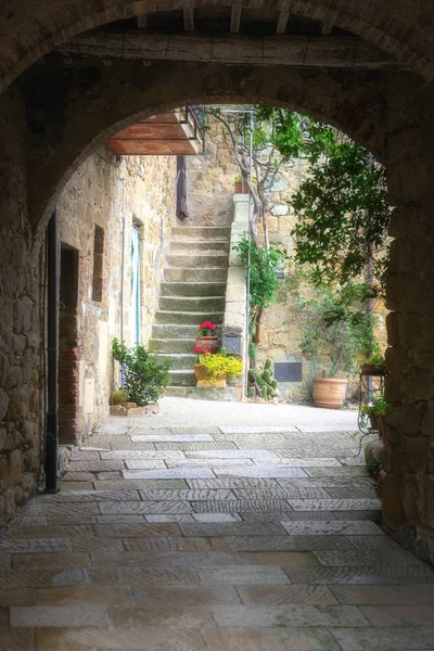 Magia ulicach średniowiecznego miasta w Toskanii, Monticchiello. — Zdjęcie stockowe