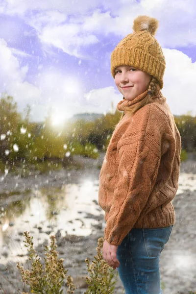 Mooi blond meisje in een wollen trui en een pet. Prachtig autu — Stockfoto