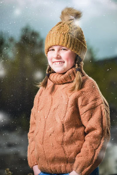 Menina loira bonita em uma camisola de lã e um boné. Bela autu — Fotografia de Stock