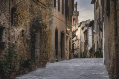 Yağmurlu bir bahar gününde, küçük sihirli bir kasaba olan Pienza, Toskana 'da çiçekli sokaklar.