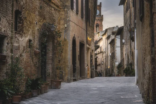 Bloemrijke Straten Een Regenachtige Lentedag Het Kleine Magische Stadje Pienza — Stockfoto