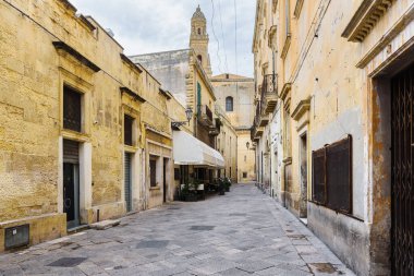 Lecce, Puglia, İtalya, Ekim 2018: İtalya 'nın güney Puglia bölgesindeki eski Lecce kentinde yürüyüş.