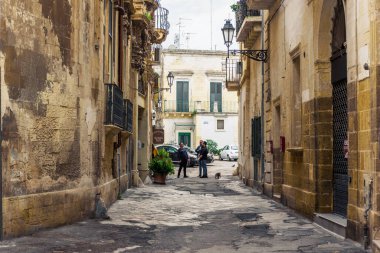 Lecce, Puglia, İtalya, Ekim 2018: İtalya 'nın güney Puglia bölgesindeki eski Lecce kentinde yürüyüş.