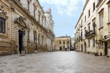 Lecce, Puglia, İtalya, Kasım 2019: İtalya 'nın güney Puglia bölgesindeki eski Lecce kentinde yürüyüş.