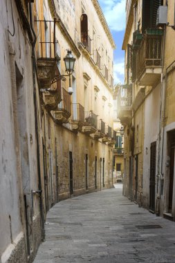 Lecce, Puglia, İtalya, Ekim 2018: İtalya 'nın güney Puglia bölgesindeki eski Lecce kentinde yürüyüş.