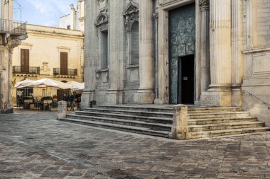Lecce, Puglia, İtalya, Kasım 2019: İtalya 'nın güney Puglia bölgesindeki eski Lecce kentinde yürüyüş.