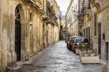 Lecce, Puglia, İtalya, Kasım 2019: İtalya 'nın güney Puglia bölgesindeki eski Lecce kentinde yürüyüş.