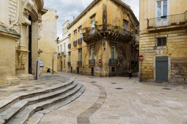 Lecce, Puglia, İtalya, Ekim 2018: İtalya 'nın güney Puglia bölgesindeki eski Lecce kentinde yürüyüş.