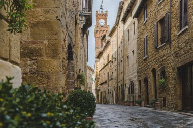 Yağmurlu bir günde güzel şehir Pienza, Toskana 'nın sokaklarında yürü.