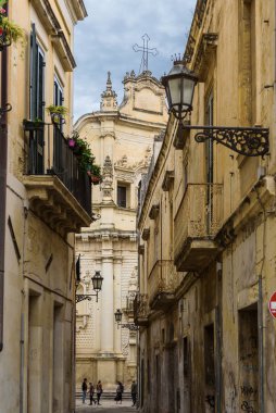 Lecce, Puglia, İtalya, Ekim 2018: İtalya 'nın güney Puglia bölgesindeki eski Lecce kentinde yürüyüş.