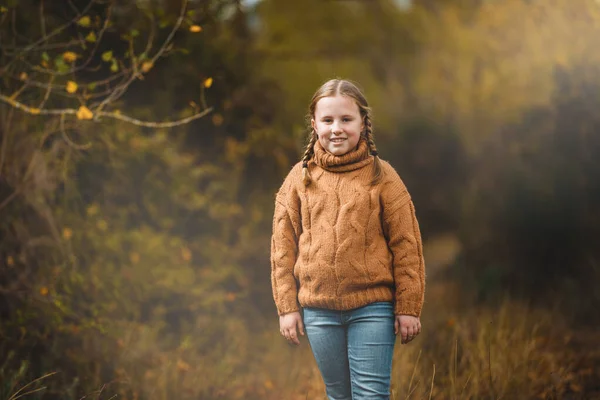 Usmívající Krásná Dívka Podzimním Parku — Stock fotografie