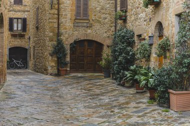 Yağmurlu bir günde güzel şehir Pienza, Toskana 'nın sokaklarında yürü.