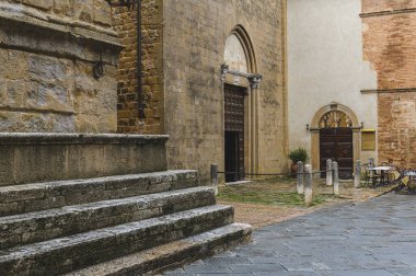 Yağmurlu bir günde güzel şehir Pienza, Toskana 'nın sokaklarında yürü.