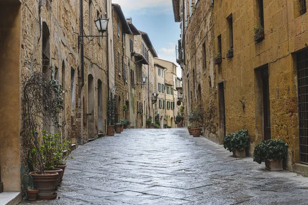 美しい町 ピエンツァ トスカーナの通りを雨の日に歩く — ストック写真