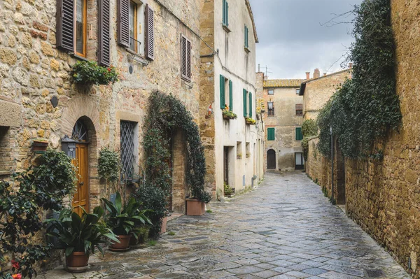 美しい町 ピエンツァ トスカーナの通りを雨の日に歩く — ストック写真