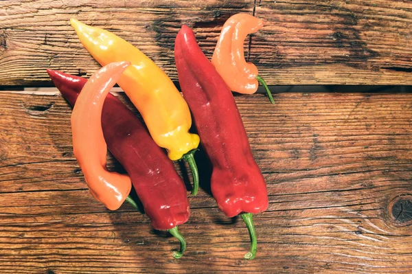 Unglaublich Bunte Und Aromatische Paprika Auf Einem Holztisch — Stockfoto