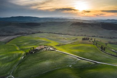 Uçan bir dronun güneşli bahar manzaraları.