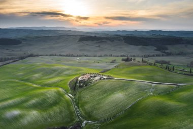 Uçan bir dronun güneşli bahar manzaraları.