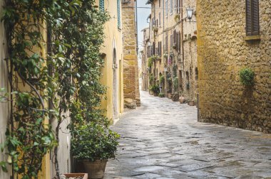 Yağmurlu bir günde güzel şehir Pienza, Toskana 'nın sokaklarında yürü.