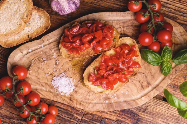 Włoska Bruschetta Wyhodowana Świeżych Pomidorów Bazylii Drewnianym Stole Vintage — Zdjęcie stockowe