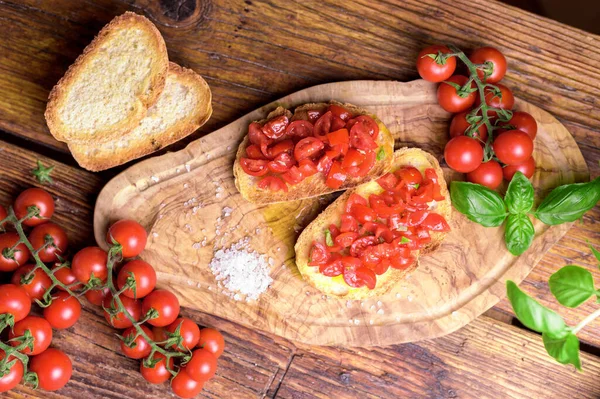 Bruschetta Italiana Tostada Criada Con Tomate Fresco Albahaca Sobre Mesa — Foto de Stock