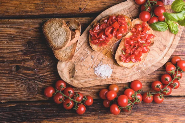 Włoska Bruschetta Wyhodowana Świeżych Pomidorów Bazylii Drewnianym Stole Vintage — Zdjęcie stockowe