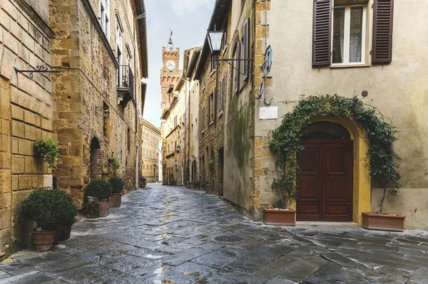 Promenera Regnig Dag Genom Gatorna Den Vackra Staden Pienza Toscana — Stockfoto