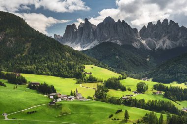 Arka planda yeşil tepeler İtalya 'da güzel dağlar, Dolomitler