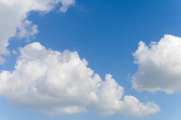 Niebieskie Tło Ogromne Chmury Trzepotające Niebie — Zdjęcie stockowe