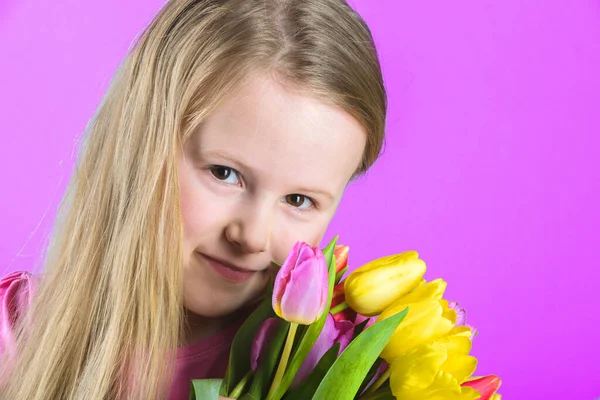 Usmívající Blondýnka Kyticí Tulipánů — Stock fotografie