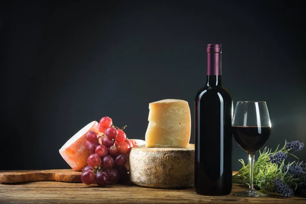 红葡萄酒 带有奶酪和水果的复古之光 — 图库照片
