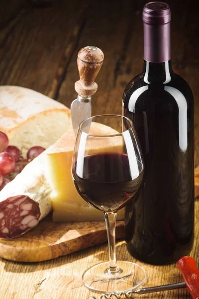 红葡萄酒 带有奶酪和水果的复古之光 — 图库照片