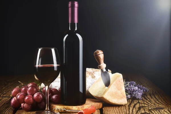 Czerwone Wino Klasycznym Świetle Serem Owocami — Zdjęcie stockowe