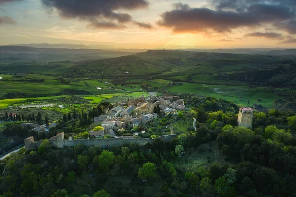 Primavera Che Vola Sul Paesaggio Tramonto Sui Campi Fiore — Foto Stock