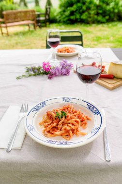 İtalyan yemeği, el yapımı spagetti makarna, bahçedeki masada domates soslu pici..
