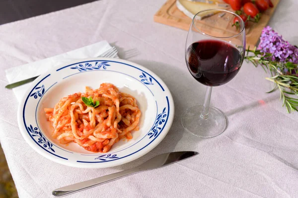 Włoskie Danie Ręcznie Robiony Makaron Spaghetti Pici Sosem Pomidorowym Stole — Zdjęcie stockowe