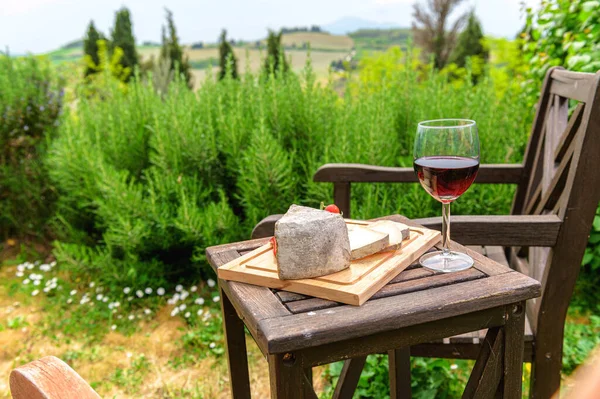 羊のチーズと自然と日当たりの良い食前酒 — ストック写真
