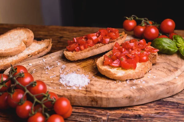 Bruschetta Italiana Tostada Criada Con Tomate Fresco Albahaca Sobre Mesa — Foto de Stock