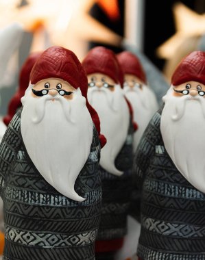 Koyu arkaplanda kırmızı şapkalı Noel Baba.